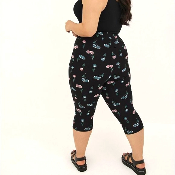 ❤️NWT VINTAGE TORRID VALENTINES DAY LEGGING - CHERRY PRINT - PEDAL PUSHER CROP - Picture 3 of 15